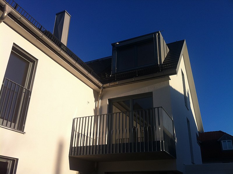 neubau-doppelhaus-in-massivbauweise-balkon-muenchen-suedpark-architekturbuero-claudia-habelt